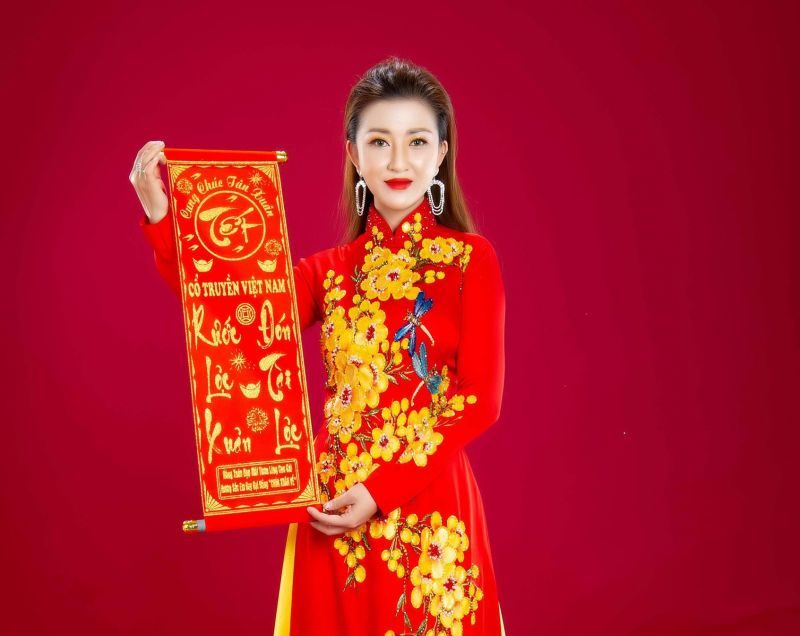 Dịu dàng trong tà áo dài, Hoa hậu Kiều Tiên “cung chúc tân Xuân”
