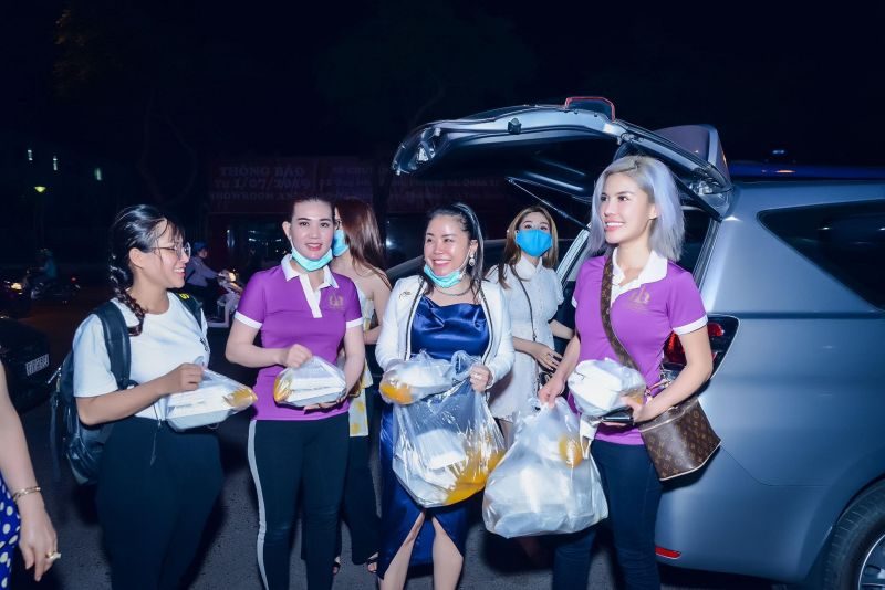 Hoa hậu Kimmy Bùi cùng các mạnh thường quân tổ chức thiện nguyện tại TP.HCM