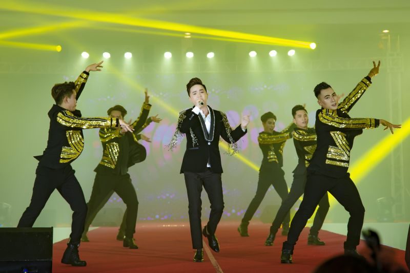 Ca sỹ Khưu Huy Vũ “chất vấn” thí sinh chung kết Ms World Community Business 2020