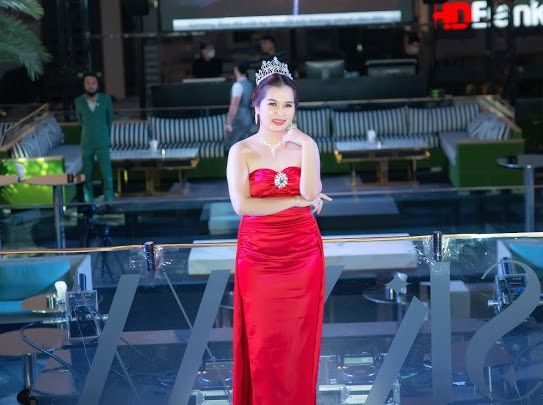 Á hậu Văn Diệu Hồng chúc mừng Hoa hậu Kimmy Bùi tại dạ tiệc tri ân