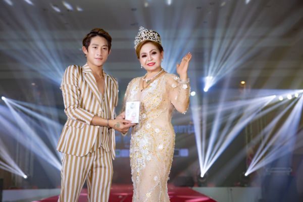 Hoa hậu Dung Lê đấu giá thành công gây quỹ thiện nguyện