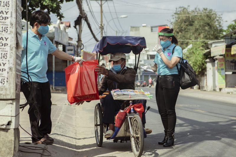 HKT Entertaimenr, Truyền hình Nhân dân và quỹ Vì người nghèo phát quà thiện nguyện tại Tp.HCM