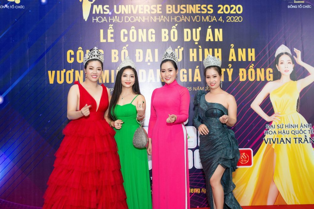 Chỉ với chiếc áo dài đơn giản, Nữ hoàng Cao Kim Ngân vẫn thu hút mọi ánh nhìn