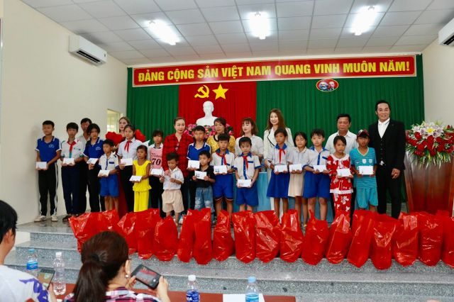 HKT cùng hoa hậu Ngọc Liên trao quà từ thiện tại An Giang