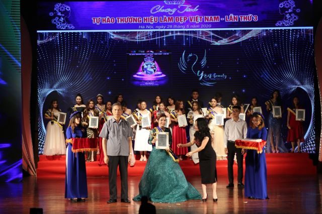 Á hậu Yến Trần nhận giải thưởng Bàn tay vàng vì vẻ đẹp Á đông tại Hà Nội