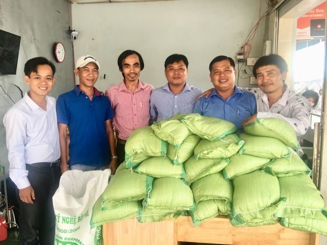 Nhóm thiện nguyện Cao Lãnh phát quà cho người nghèo