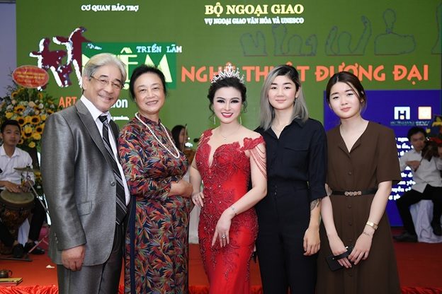 Hoa hậu Diệu Thúy được tặng “cực phẩm” vương miện và quyền trượng