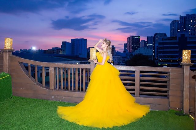 Kiểu tóc “nổi loạn”, đầm vàng cá tính, Hoa hậu Kimmy Bùi “đẹp từng centimet”