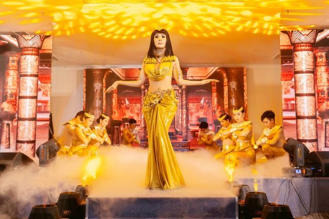 Hoa hậu Vivian Trần “hồi sinh” nữ hoàng Cleopatra