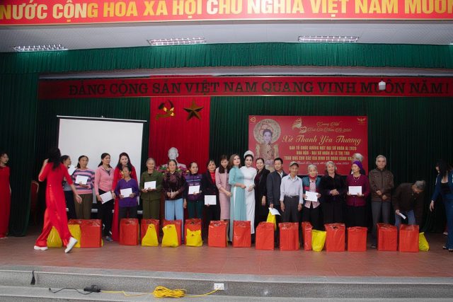 Đại sứ Lê Thị Thu kết hợp quỹ Trái tim Nhân ái trao quà thiện nguyện tại Thanh Hóa