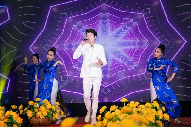 Ca sĩ Lưu Hưng bất ngờ được trao giải thưởng Doanh nhân Trẻ Xuất sắc