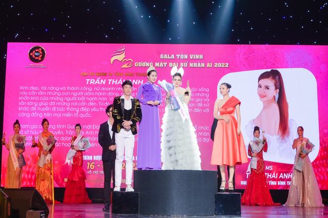 Bậc thầy make-up Tony Tường làm nên thành công của Đại sứ Nhân ái 2022