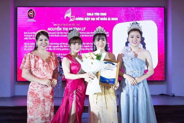 Dược sĩ Nguyễn Thị Huỳnh Lý nhận danh hiệu Hoa hậu nhân ái 2022