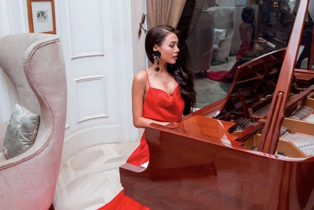 Á hậu Phạm Phạm: “Mình tự hào về truyền thống gia đình và cũng mong muốn đóng góp nhiều hơn cho quê hương”