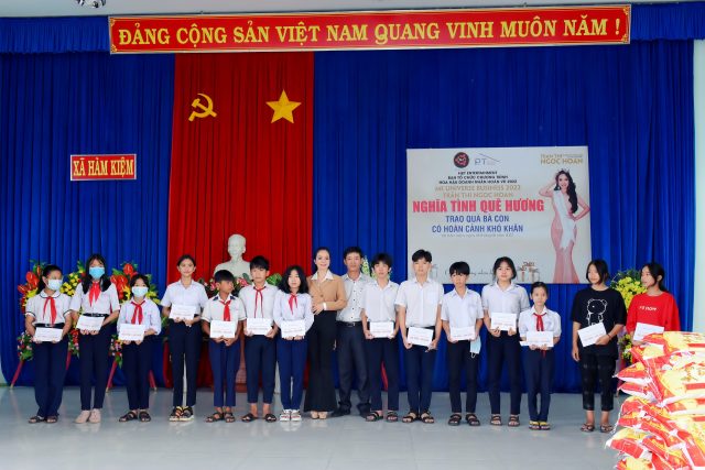 Tân Hoa hậu Ngọc Hoan xúc động khi tổ chức thiện nguyện tại quê hương Bình Thuận