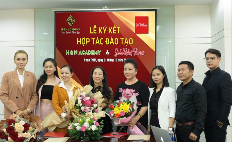 Hoa hậu Doanh nhân Hoàn vũ 2022 Trần Thị Ngọc Hoan khởi động dự án hướng về cộng đồng H&N Academy