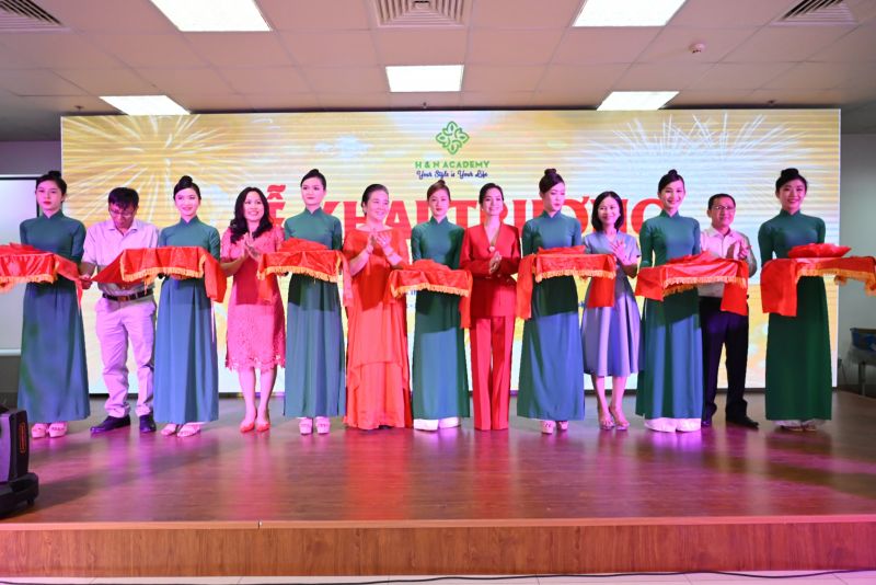 Hoa hậu doanh nhân Ngọc Hoan khai trương trung tâm H&N Academy
