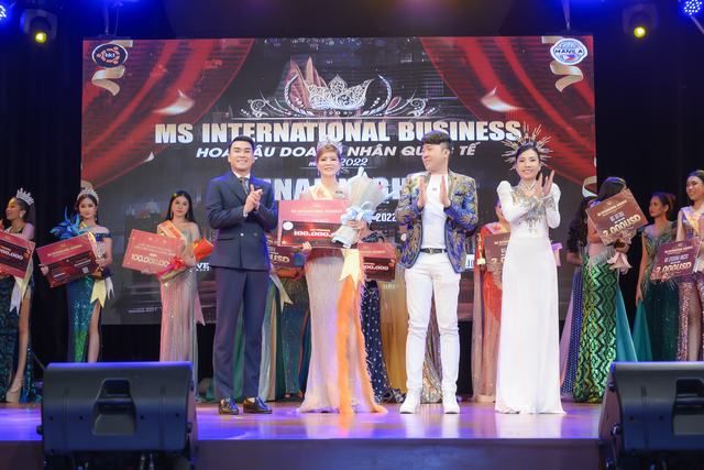 CEO Jessica Ánh Linh đăng quang Á hậu Ms International Business 2022