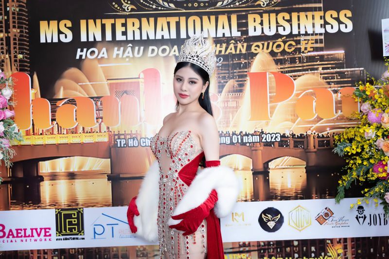 Tân Hoa hậu Nguyễn Đoàn Mi Hường bày tỏ lòng biết ơn ba mẹ trong tiệc Thanks Party mừng chiến thắng