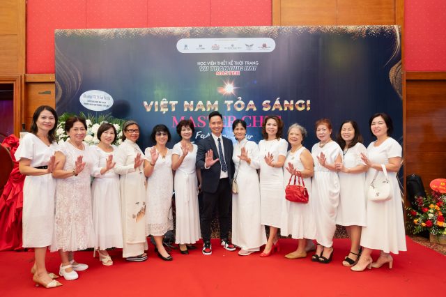 “Việt Nam Tỏa Sáng” – Fashion Show tôn vinh vẻ đẹp và tinh thần sáng tạo