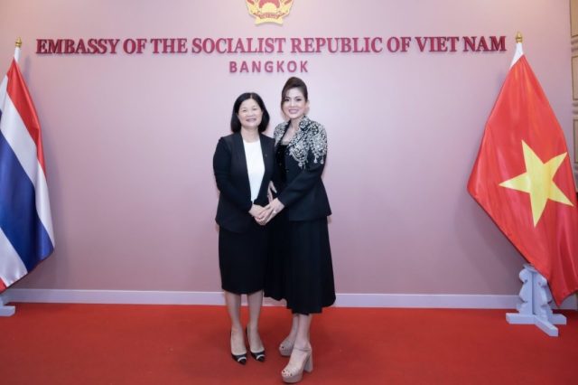 Nguyễn Rô – Bác sĩ da liễu thẩm mỹ ghé thăm đại sứ quán Việt Nam tại Băngkok, Thái Lan