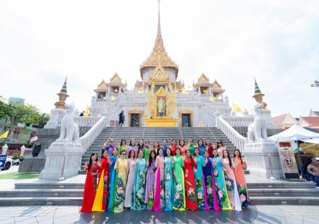 Áo dài Nguyễn Tuấn ‘đẹp đến nao lòng’ tại Bangkok, vương quốc Thái Lan