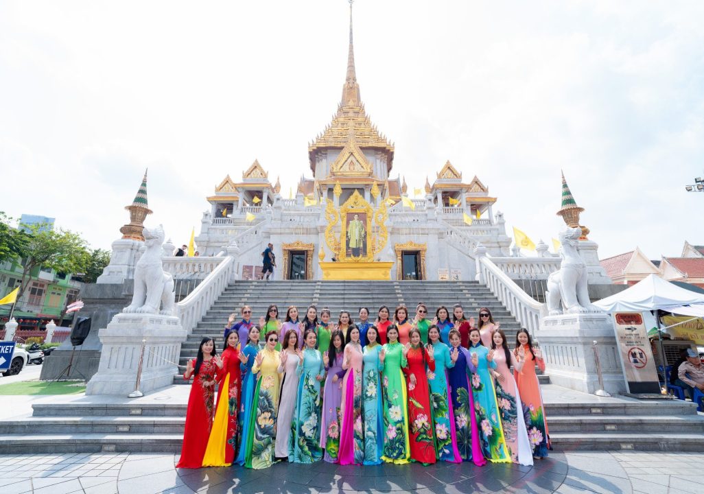 Áo dài Nguyễn Tuấn ‘đẹp đến nao lòng’ tại Bangkok, vương quốc Thái Lan