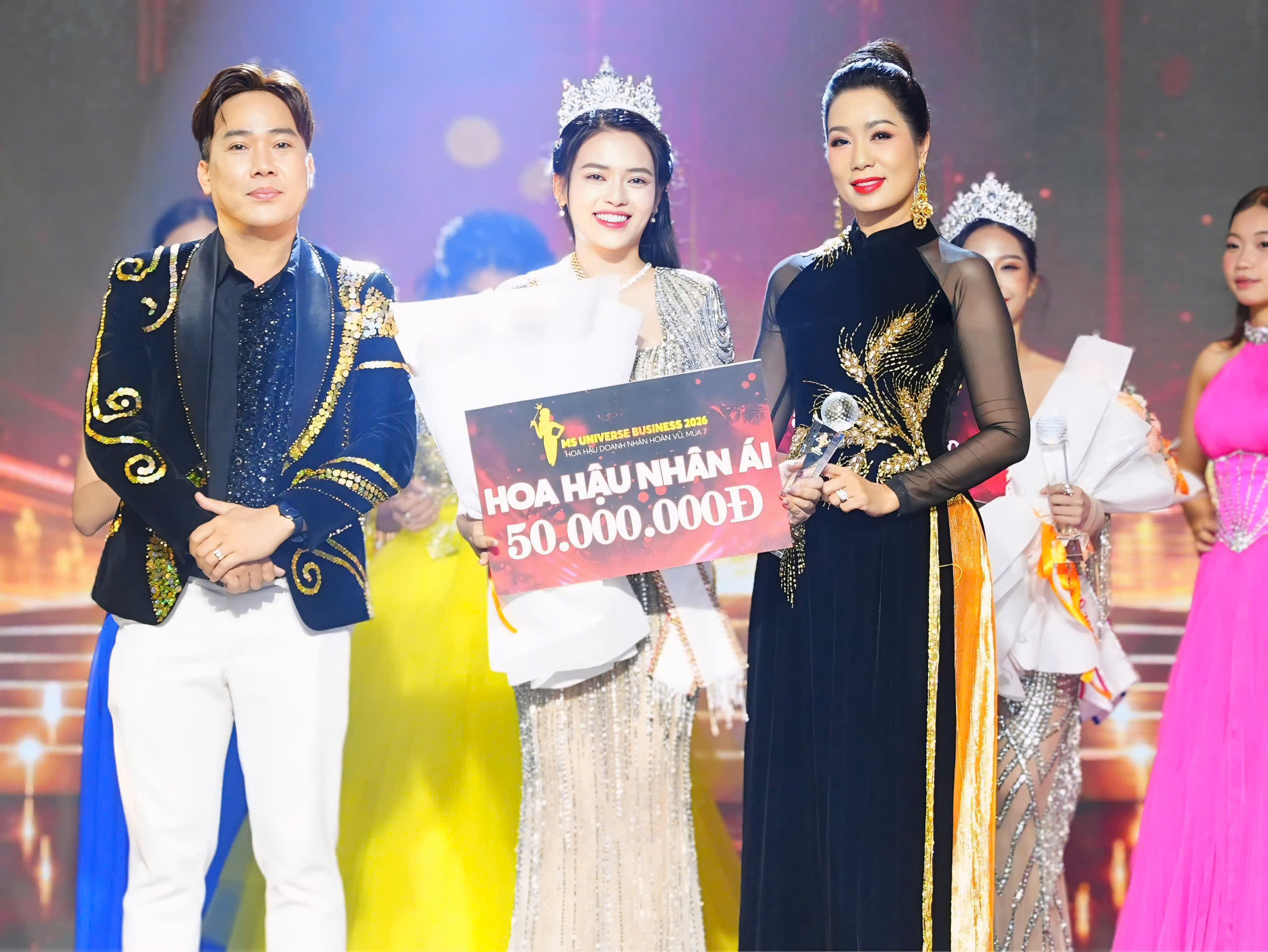 Tân Hoa hậu nhân ái Nguyễn Phương Hoa: Hãy trở thành phiên bản tốt nhất của mình